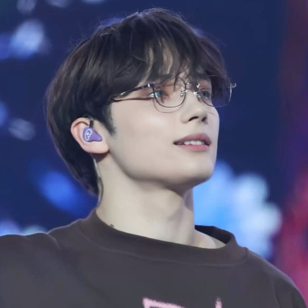 Huening Kai AI Roleplay