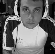 Frank Iero (gamer AU) AI Roleplay